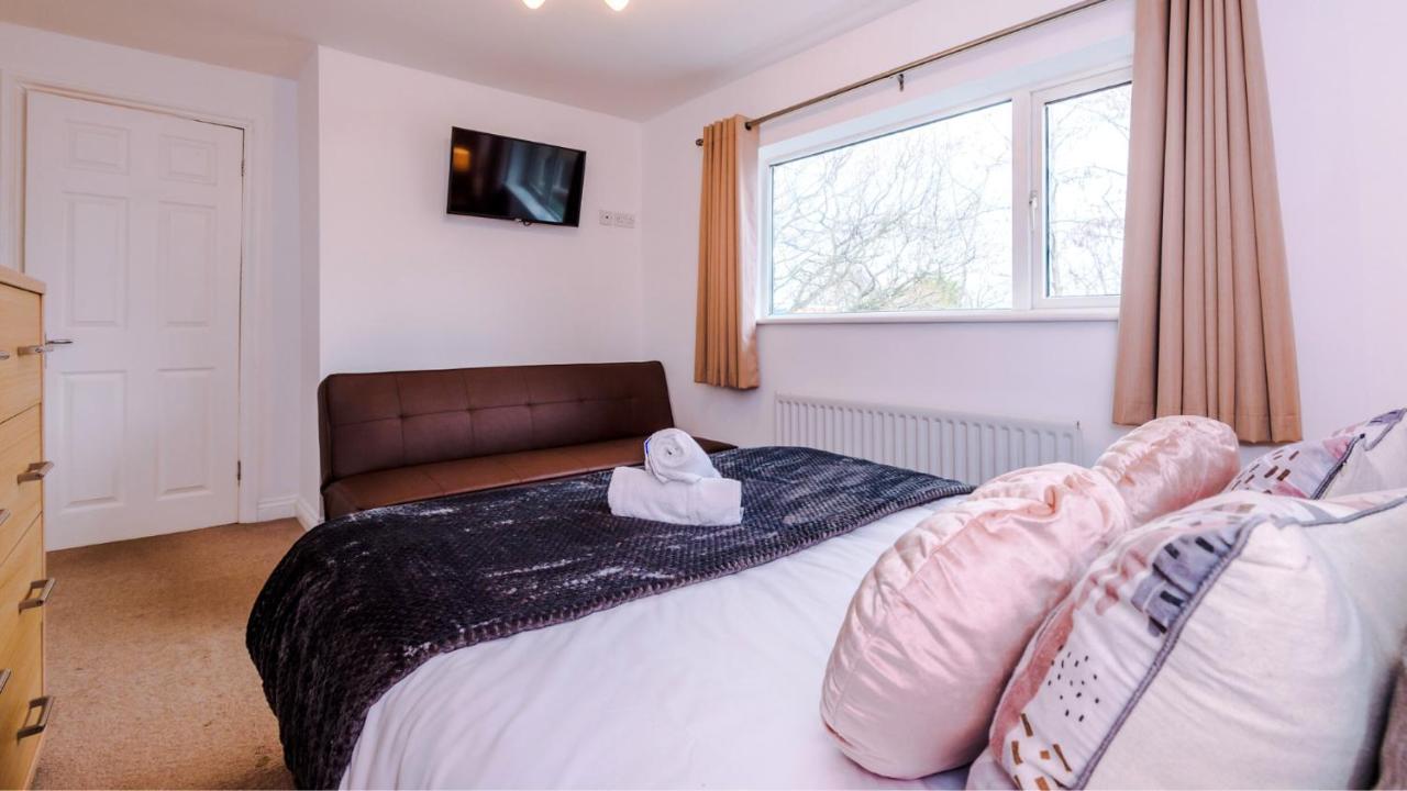 Newhall Road - 4 Bedroom Chester Home - Parking Wervin Exterior foto