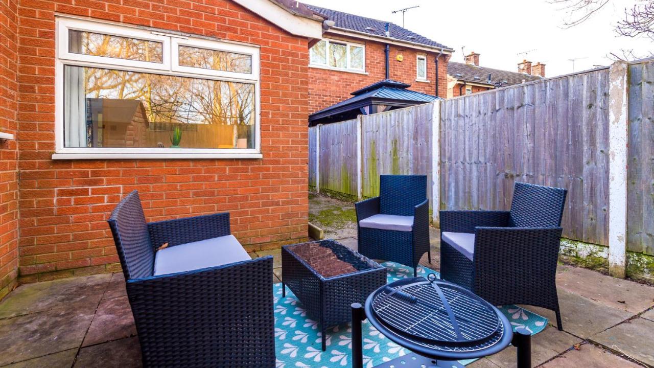 Newhall Road - 4 Bedroom Chester Home - Parking Wervin Exterior foto